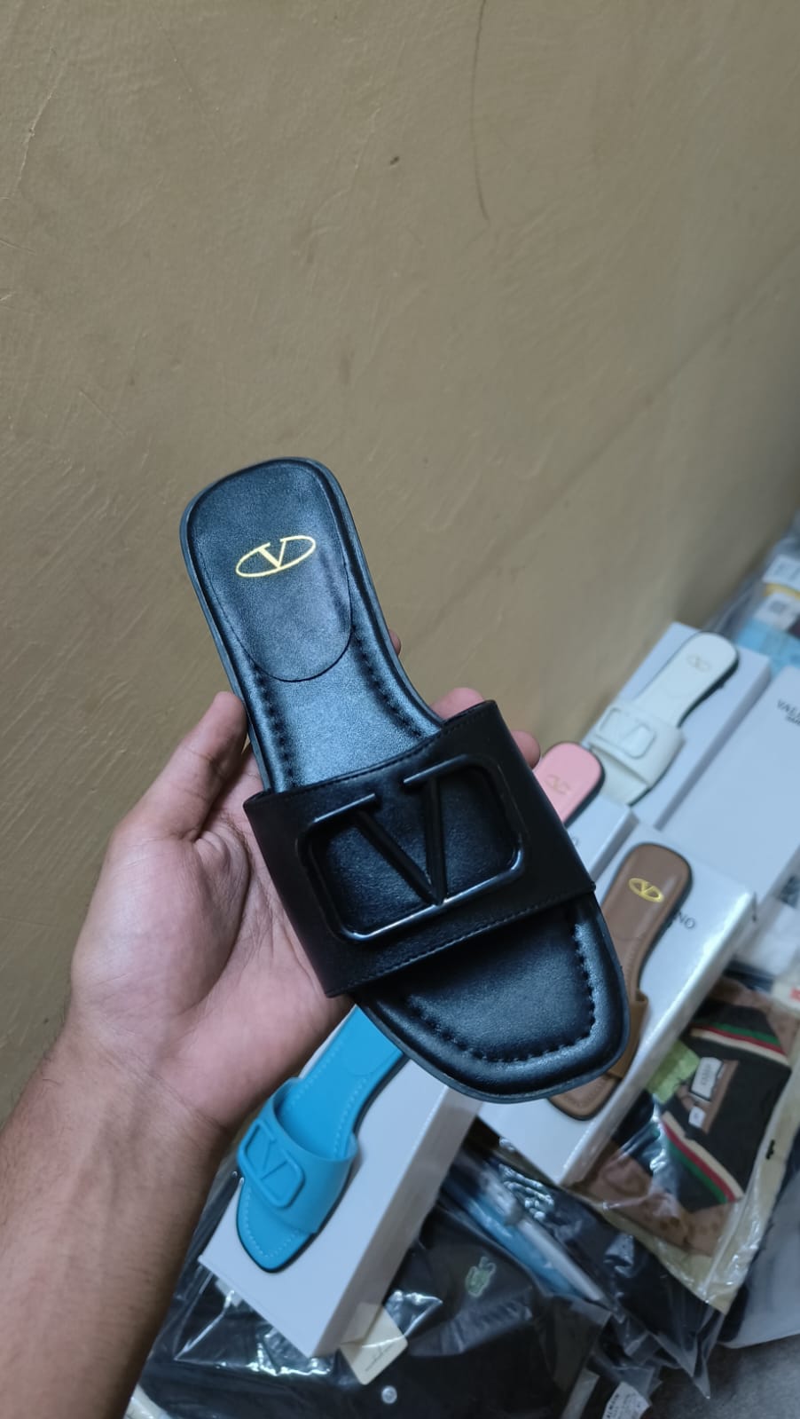 first copy valentino slides (2) first copy valentino slides (2)